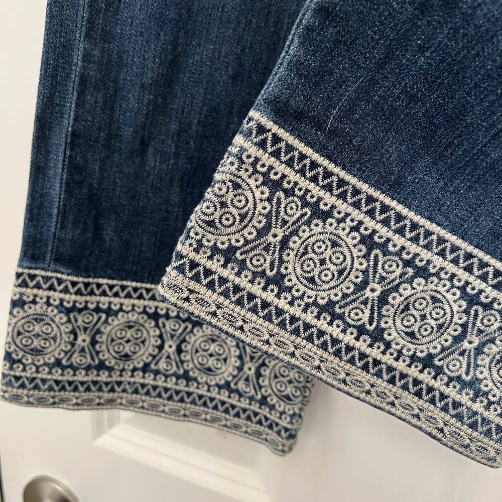 Lucky Brand Sienna Weekender Crop Jeans with Embroidered Hem Detail Size 4